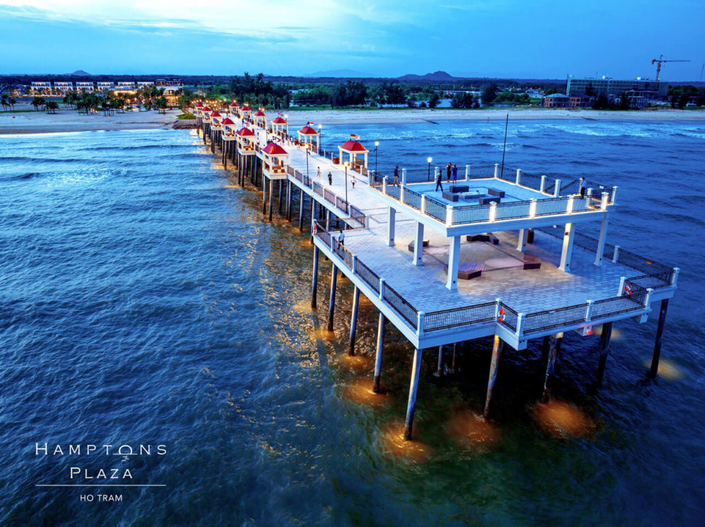 Cầu ngắm biển Hồ Tràm dài nhất Đông Nam Á Hamptons Pier  về chiều